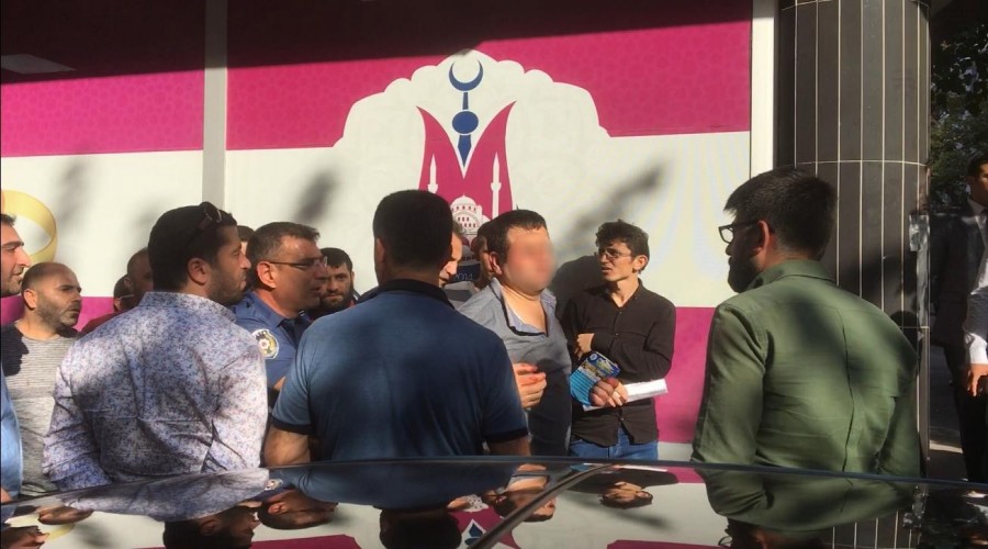 Yolda y�r�yen kad�n� videoya alan ki�i lin� edilmek istendi