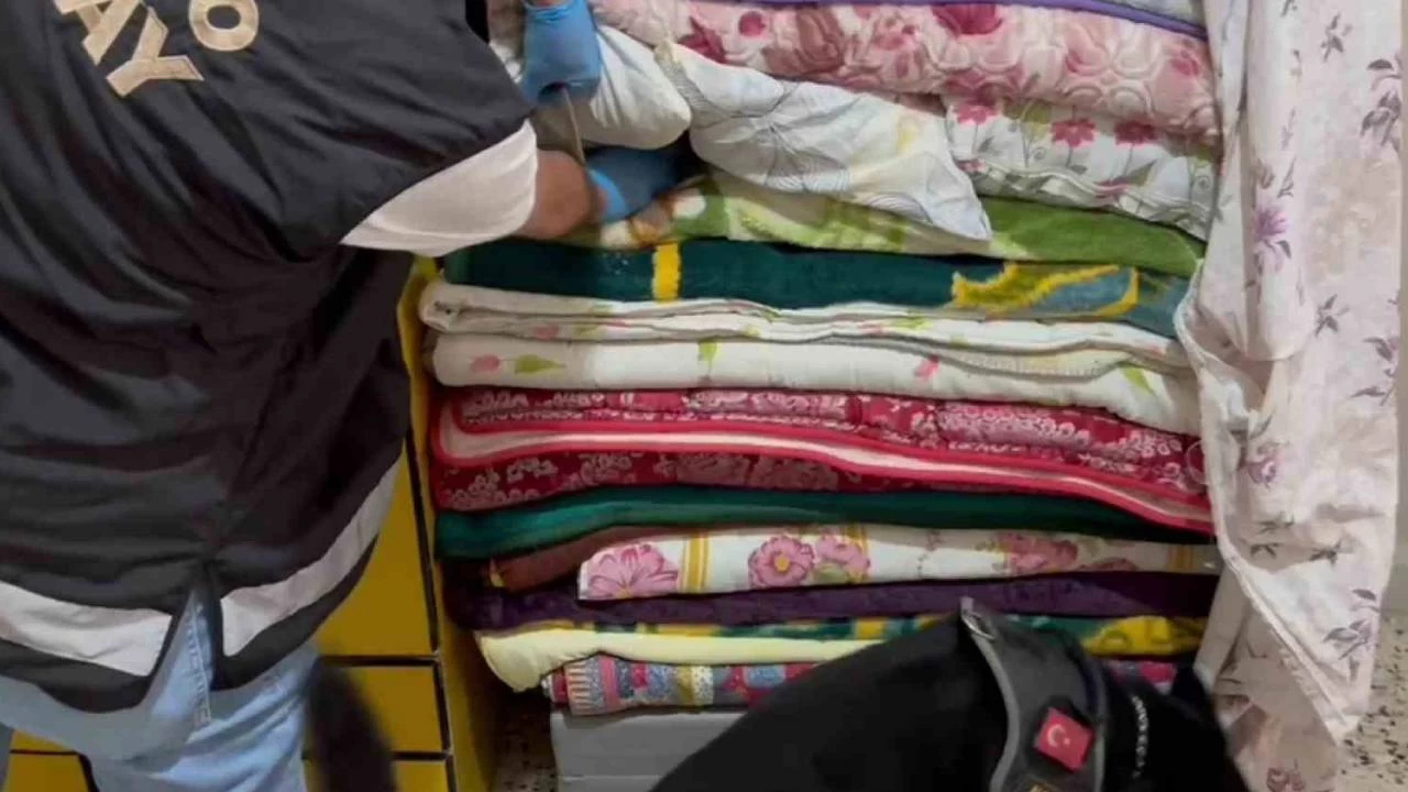 Yorganların arasına gizlenen uyuşturucuyu polis köpeği buldu