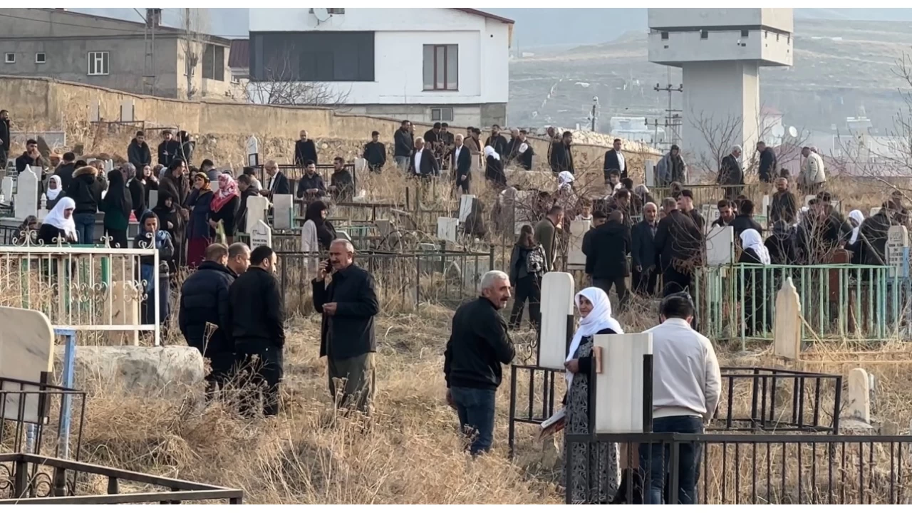 Yüksekova'da vatandaşlar mezarlıklara akın etti