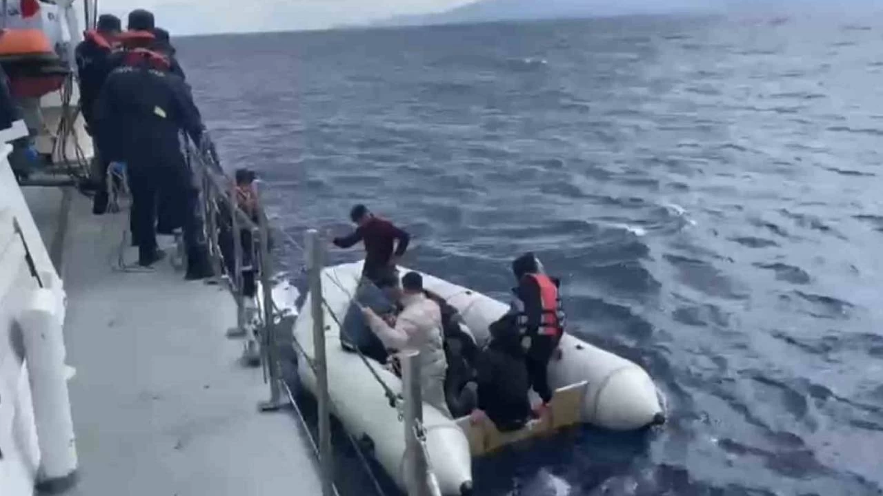 Yunan sahil güvenliği tarafından ölüme terk edilen 4'ü çocuk, 16 kaçak göçmen kurtarıldı