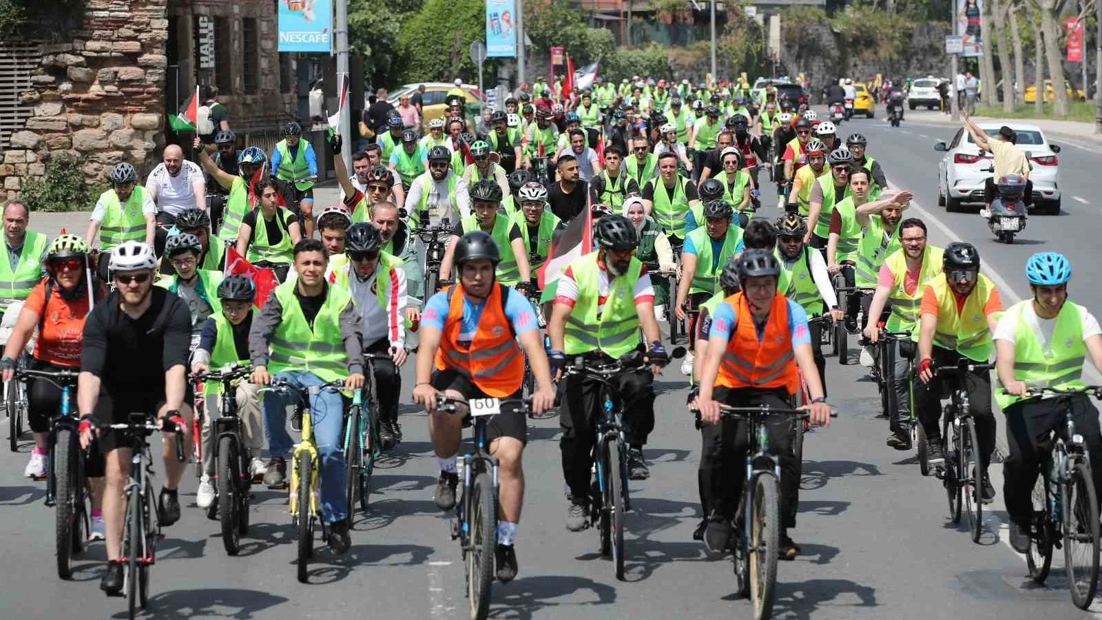 Y�zlerce ki�i Sumud filosuna destek i�in pedal �evirdi