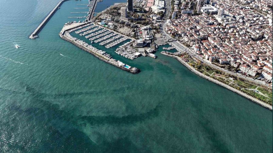 Zeytinburnu a��klar�nda denizde renk de�i�ikli�i
