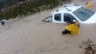 Zonguldak'ta selin ortasnda arata mahsur kalan 4 kii ve 2 kpek kurtarld