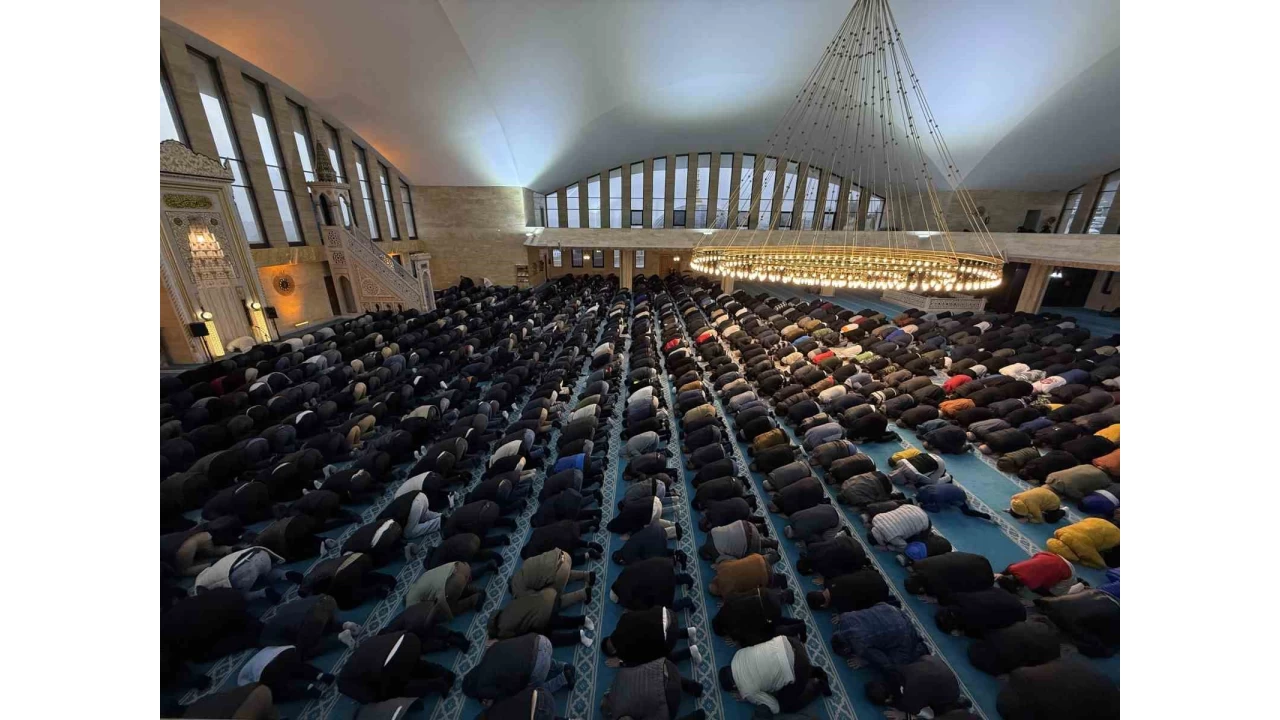 11 ay�n sultan�, bayram namaz�yla u�urland�