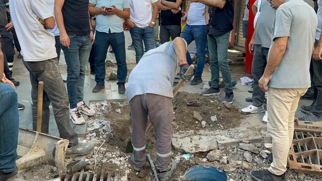 2 ki�inin elektrik ak�m�na kap�larak �ld��� �zmir'de kablolar 50 santim a�a�� al�n�yor