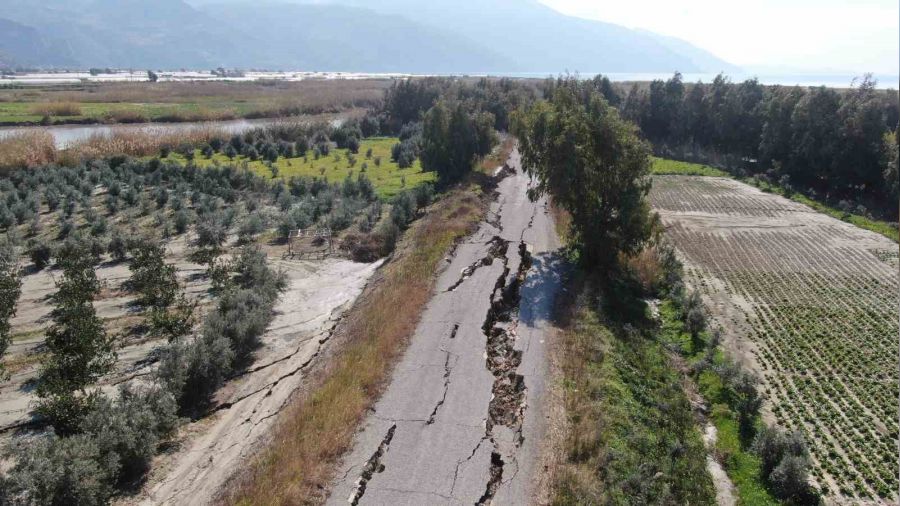 3 kilometrelik yol önce yarıldı sonra çöktü
