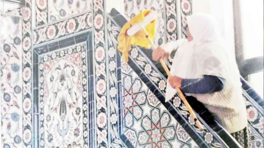 30 ev kadını her hafta bir camiyi temizliyor
