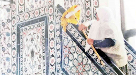 30 ev kadını her hafta bir camiyi temizliyor