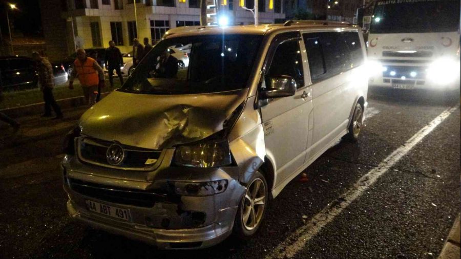 4 ara� kaza yapt�, trafik kilitlendi