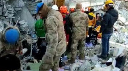 5 kişilik aileden 4'ü 60 saat sonra kurtarıldı