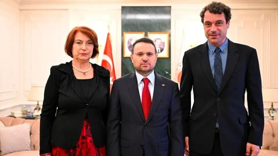 Adalet Bakan� Ak�n G�rlek, 24 Ocak 1993'te Ankara'da evinin �n�nde bombal� suikastla hayat�n� kaybeden ara�t�rmac� gazeteci U�ur Mumcu'nun ailesiyle bir araya geldi