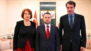 Adalet Bakanı Akın Gürlek, 24 Ocak 1993'te Ankara'da evinin önünde bombalı suikastla hayatını kaybeden araştırmacı gazeteci Uğur Mumcu'nun ailesiyle bir araya geldi
