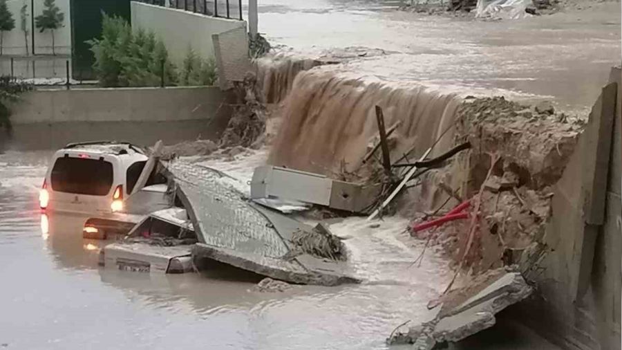 Adana ve Mersin'de şiddetli yağış sonucu su baskınları