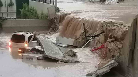 Adana ve Mersin'de şiddetli yağış sonucu su baskınları