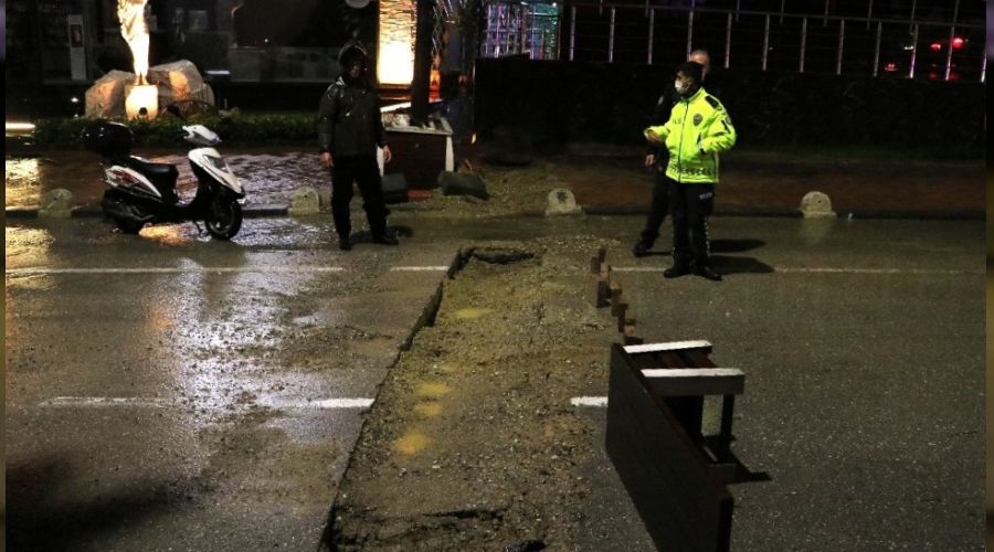 Adana'da şiddetli yağıştan yol çöktü