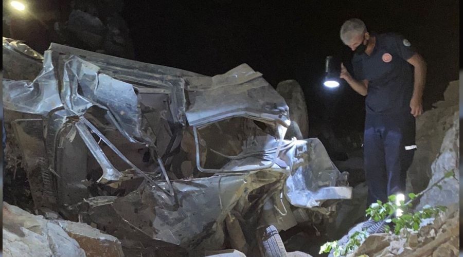 Adana'da taziye yolunda kaza: 3 �l�