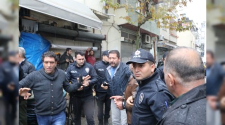 Adliye önünde bıçaklı kavga