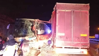 Afyon'da yolcu otobüsüyle tır çarpıştı: 18 yaralı