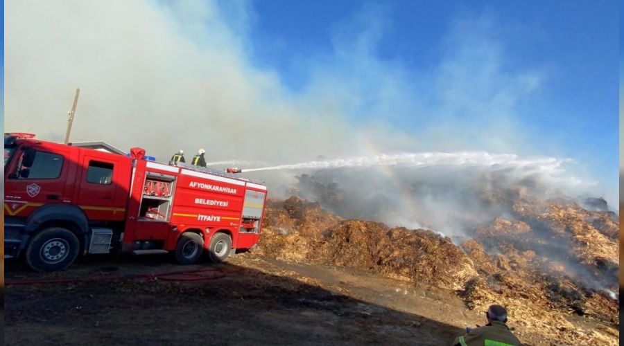 Afyonkarahisar'daki yang�na 20 itfaiye arac� m�dahale ediyor