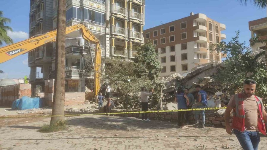 Ağır hasarlı bina, binanın üzerine çöktü
