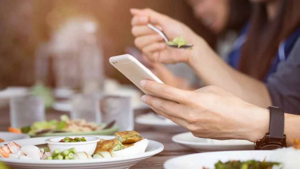 Akıllı telefonlar ortak akşam yemeklerinin yerini aldı