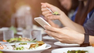 Akıllı telefonlar ortak akşam yemeklerinin yerini aldı