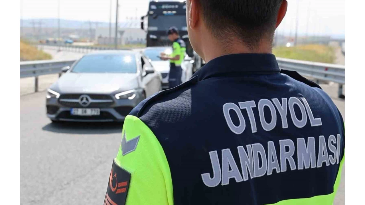 Aksaray trafik jandarmas� otoyolda denetimde