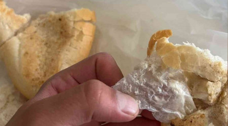 Aldığı ekmek içerisinden poşet çıktı