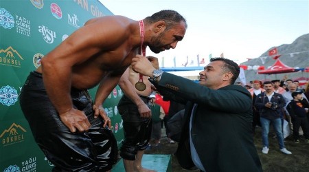 Ali Gürbüz, Gökbel'de 3’üncü başpehlivanlığının mutluluğunu yaşadı.