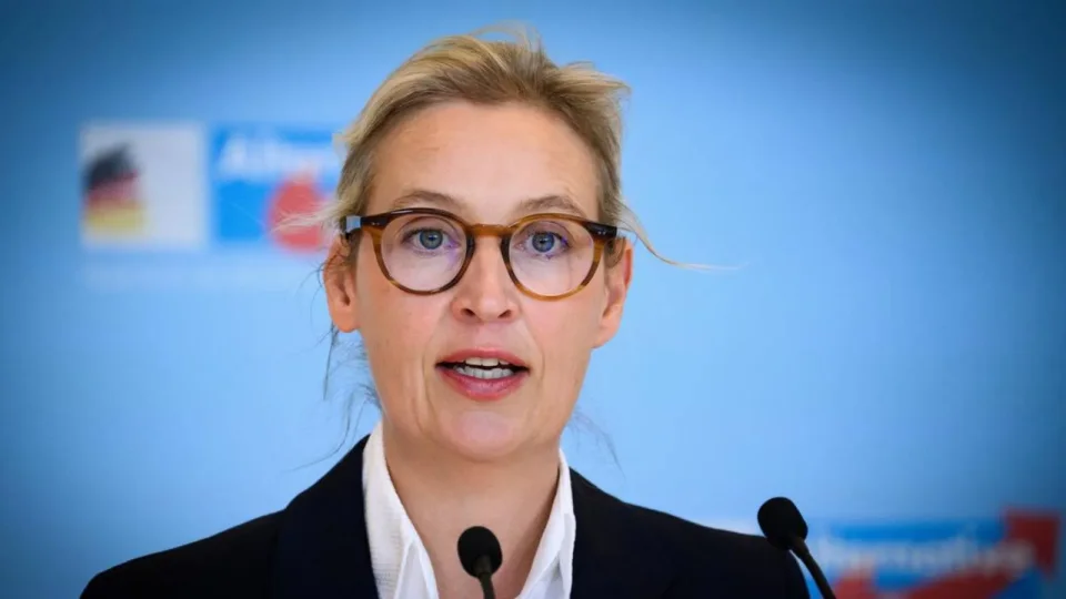  Almanya'da a��r� sa�c� AfD'nin e� genel ba�kan� Alice Weidel, partisinin iktidara gelmesi durumunda Almanya'y� Euro ve Schengen b�lgesinden ��karmay� vaat etti