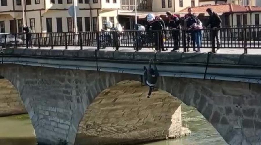 Amasya'da bunalıma giren adam köprüden Yeşilırmak'a atladı