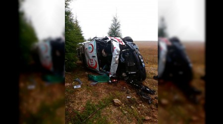 Ambulans devrildi: 3 yaralı