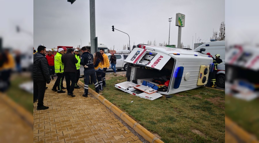 Ambulansla otomobil çarpıştı