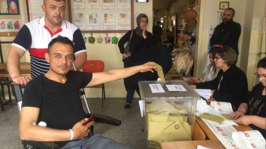 Ameliyattan ��k�p oy kullanmaya gitti