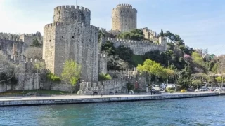 Anadolu Hisarı Boğaz'ın en dar noktasında bulunuyor