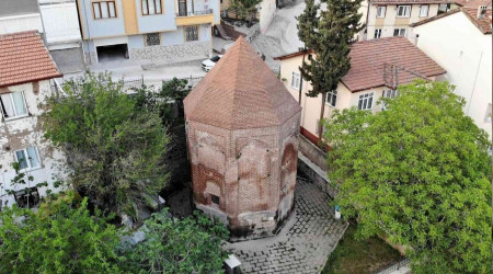 Anıt mezar ismi ile şaşırtıyor