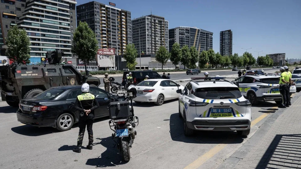 Ankara Valili�i: "Yak�t tankeri, beton mikseri gibi ara�lar�n 5-10 Temmuz aras�nda �ehre giri�ine izin verilmeyecek"