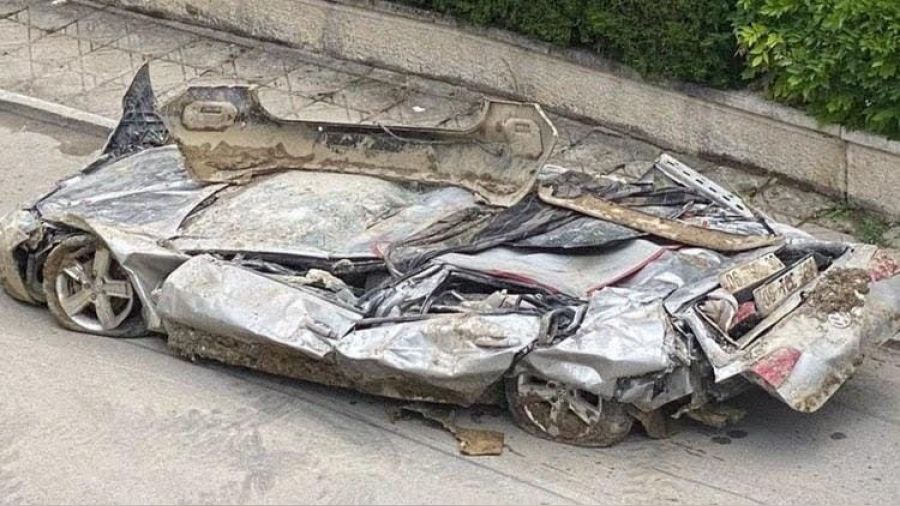 Ankara'da otomobil istinat duvarnn altnda kald