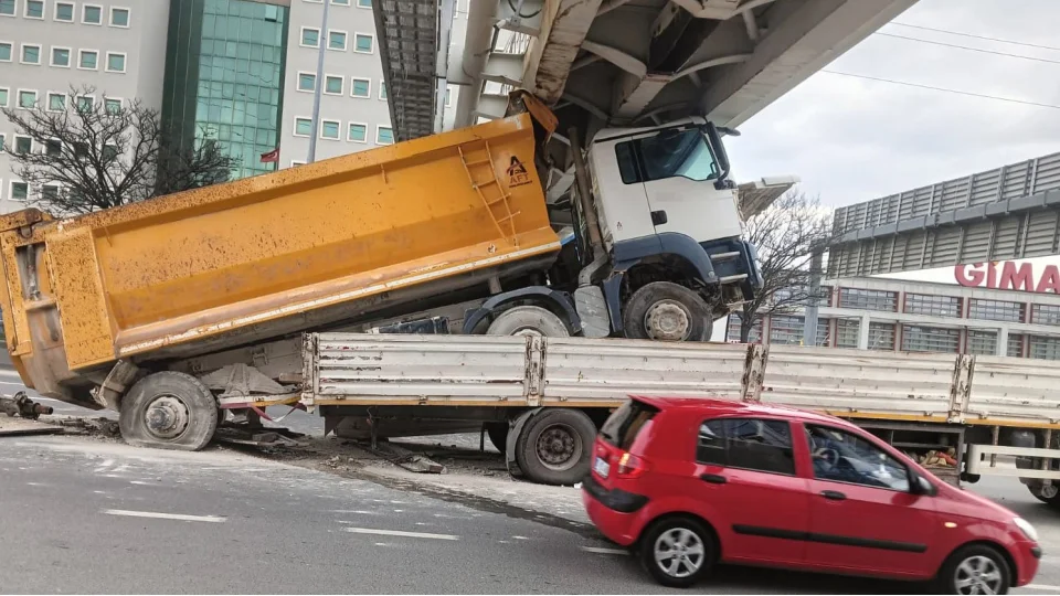 Ankara'da tıra yüklenmiş hafriyat kamyonu üst geçide çarptı