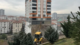 Ankara'da toprak kaymas� sonucu istinat duvar� ��ken 17 katl� binan�n temeli a���a ��kt�