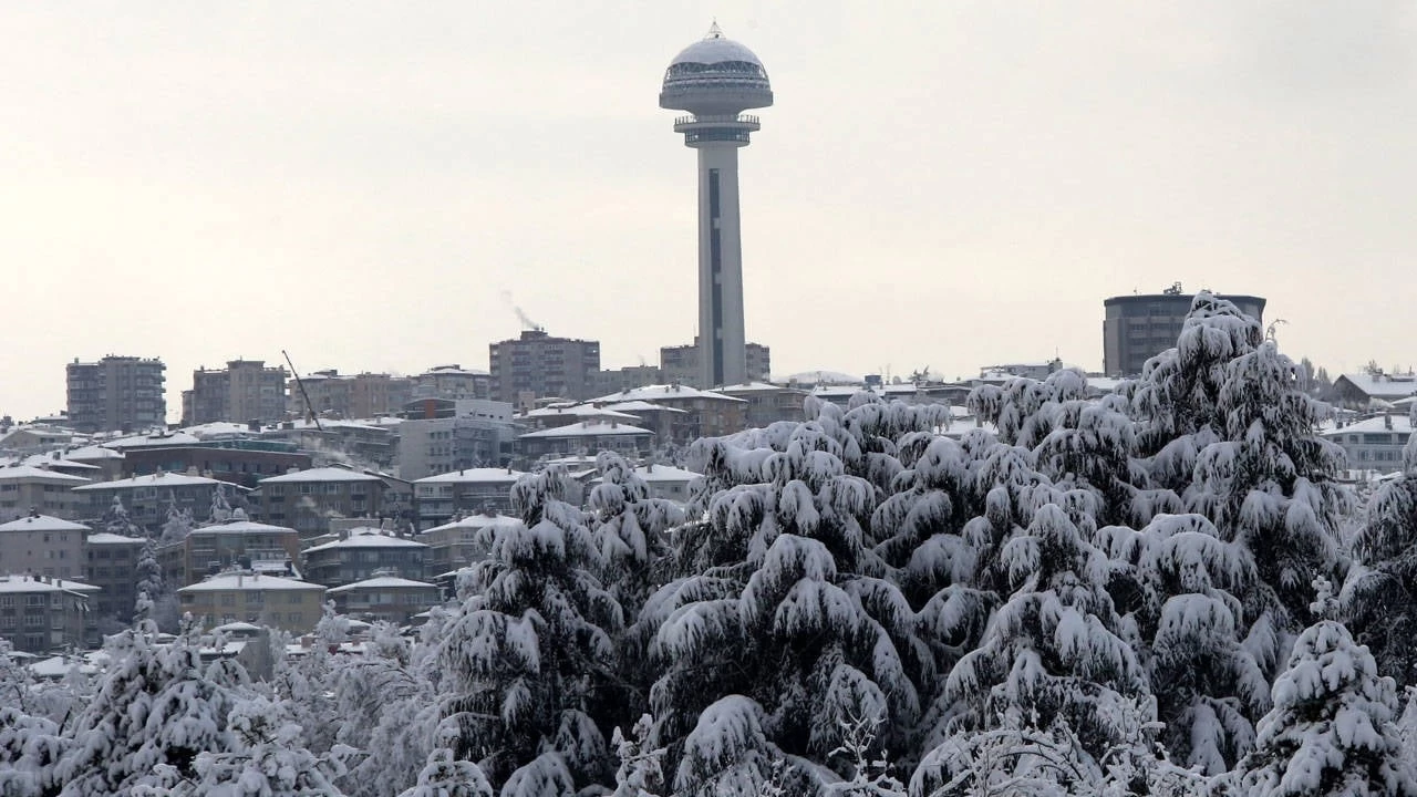Ankaralılar güne karla uyandı