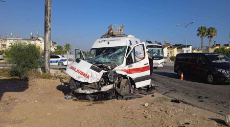 Antalya'da ambulans ile midibüs çarpıştı