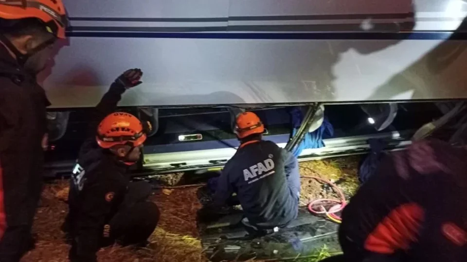 Antalya'da infaz koruma memurlar�n� ta��yan servis devrildi: 16 yaral�