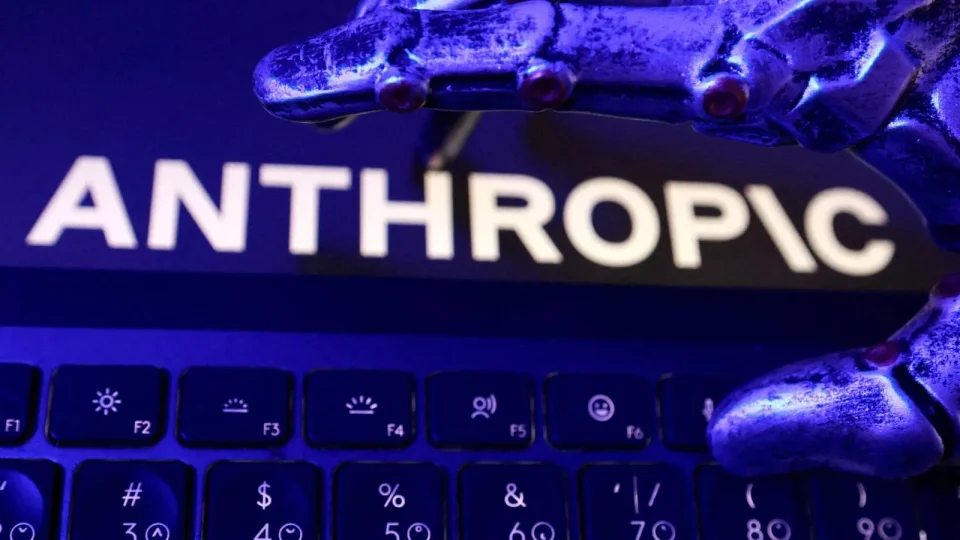 Anthropic araştırmacısı Jacob Coxon, teknolojiyi geliştirenlerin "bu teknolojinin on yılın sonuna kadar hepimizi öldürebileceğine samimiyetle inandığını" belirterek yapay zekâ şirketinden istifa etti