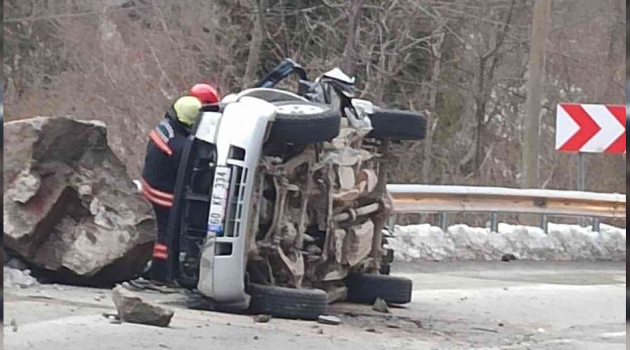 Aracın üzerine kaya düştü: 4 kişi öldü