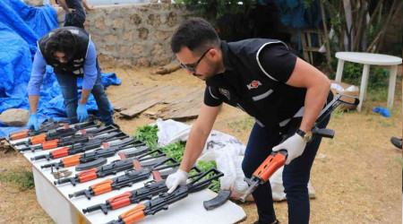 Aranan şüphelinin evinden 10 Kalaşnikof çıktı