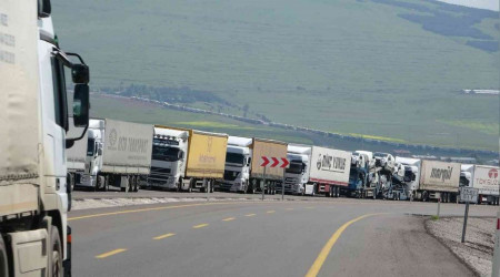 Ardahan'da 7 kilometrelik tır kuyruğu o