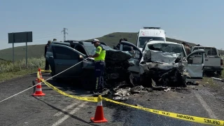 Ardahan'da iki araç çarpıştı: 3 ölü
