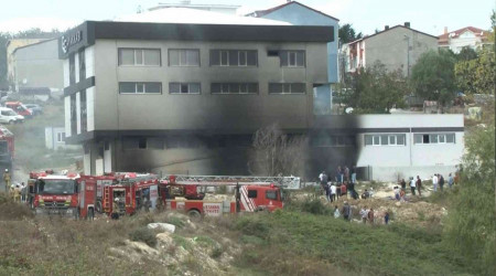 Arnavutköy'de ayakkabı fabrikasındaki yangın söndürüldü