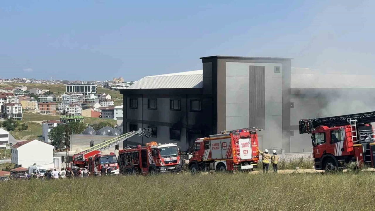 Arnavutköy'deki terlik fabrikasında çıkan yangın söndürüldü
